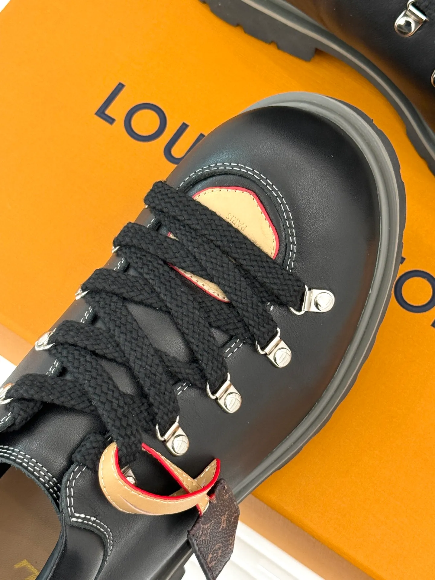 P720 LV Remix derby 25WF new product, the top version of couple's derby shoes, uses classic as the base color to reshape the fashion style✨ Various colors break the monotony. Black is cool, brown is retro, pink is sweet, and blue is fresh. Suitable for different styles of wear🎨 The delicate leather fits the foot shape and the shoelace details hide ingenuity. It is a fashion symbol of walking and steps on the forefront of the trend every step of the way. Start your own style journey🚶‍♀️ The fabric is made of first-layer cowhide, the inner pads are all sheepskin, the original molded custom TPU non-slip outsole size: Female: 35-41 (40/41 customized) Male: 39-46 (45/46 customized)